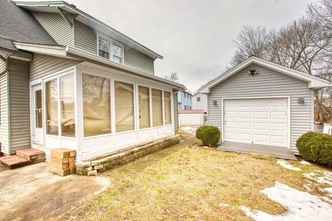 Building Photo - Inviting 3-bedroom, 1.5 bath home nestled in a peaceful and family friendly neighborhood