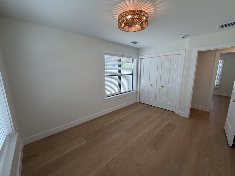 Building Photo - 2 Bed/1 Bath - Unit 2