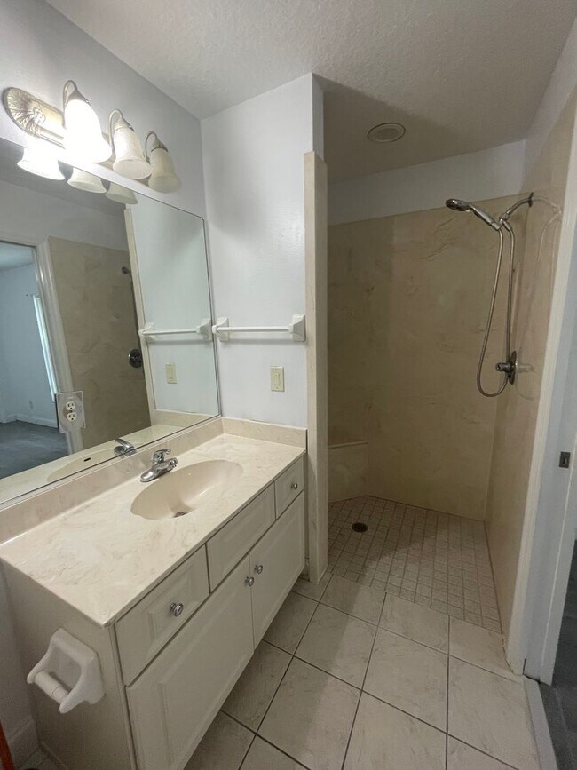 Building Photo - Spacious 4-Bedroom Pool Home – 2 Primary S...
