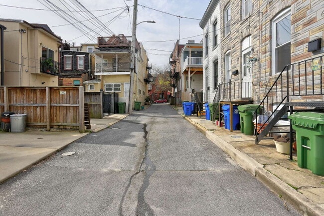 Building Photo - (2BD/1.5BA) Fabulous Patterson Park Townhome
