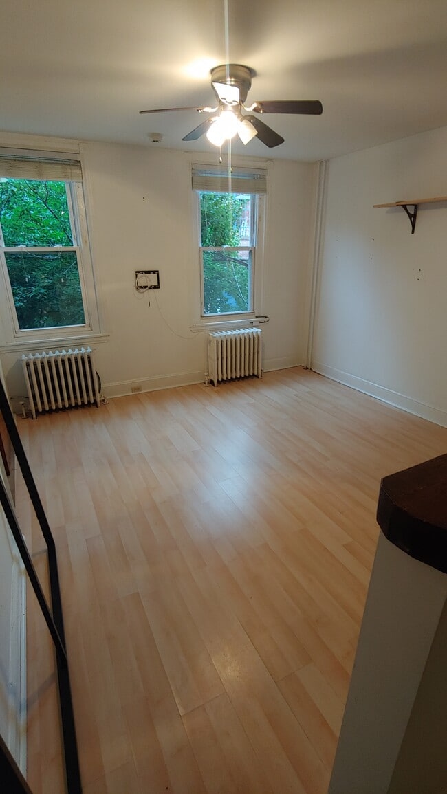 Building Photo - 218 Bainbridge St