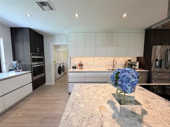 Building Photo - 815 Valencia Ave