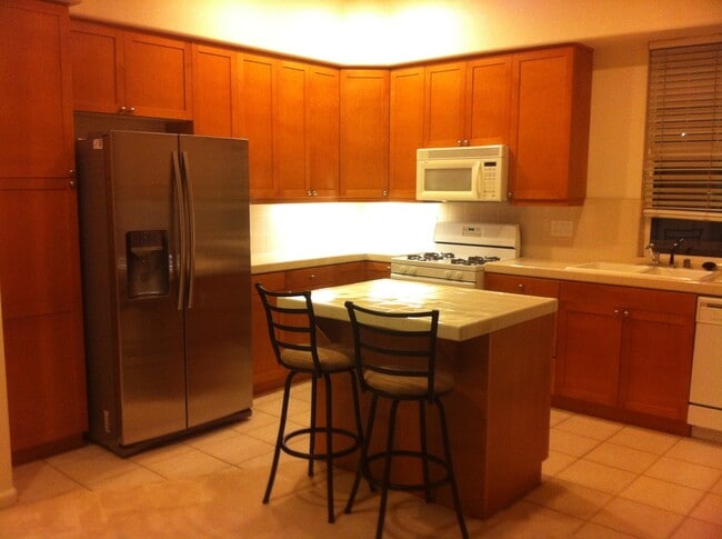 Building Photo - End unit ownhouse with garage walking dist...