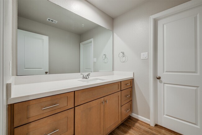 Building Photo - 211 Pk Pl Cir
