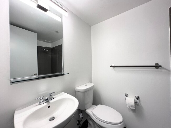 Building Photo - Newly Remodeled 1 bed 1 bath Condo in Down...