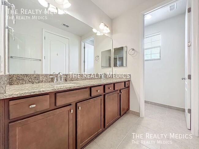 Building Photo - Wonderfull 2 bedroom, 2.5 bath Townhome in...