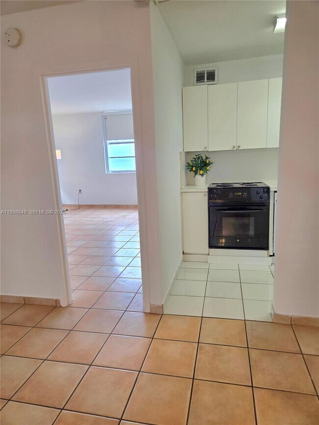 Building Photo - 5313 Collins Ave