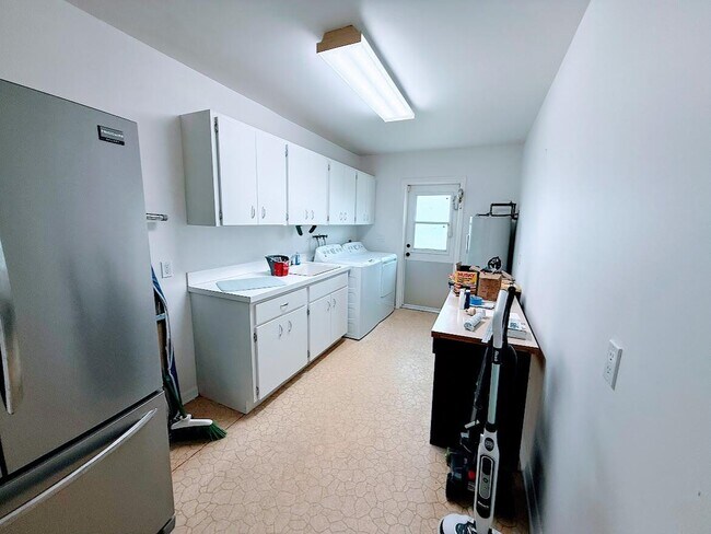 Building Photo - 465 SE Naranja Ave