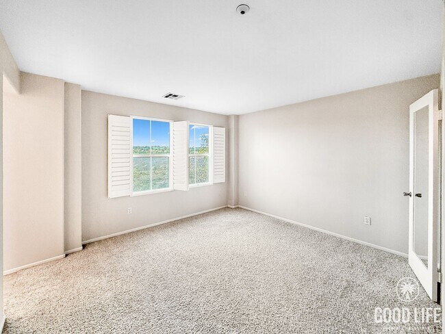 Building Photo - Beautiful 4B/4BA Home w/ Canyon Views & Great Layout!