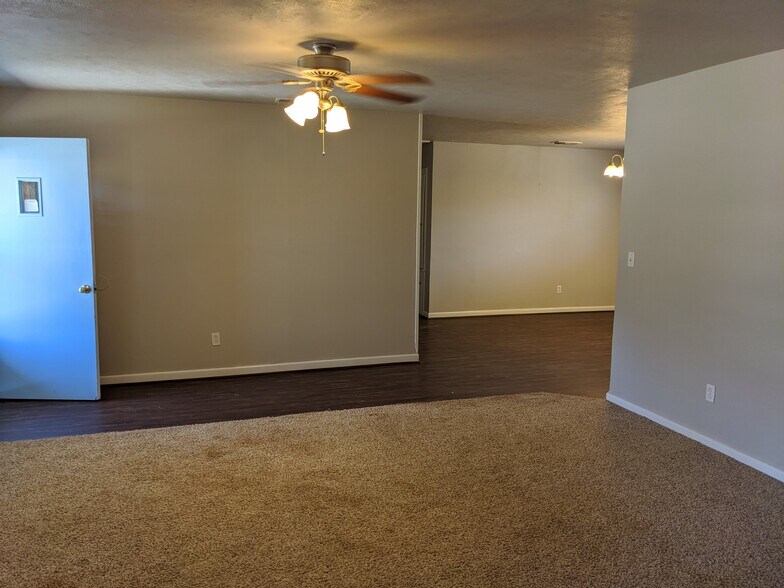 Building Photo - 1318 E Reppto