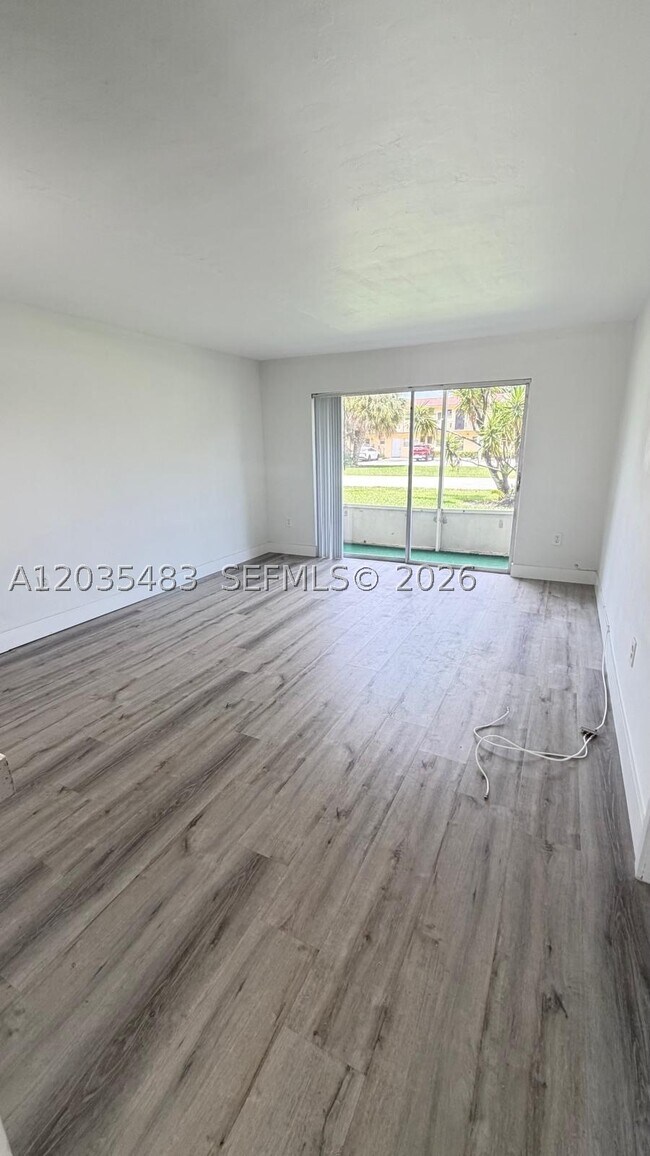 Building Photo - 20200 NE 27th Ct