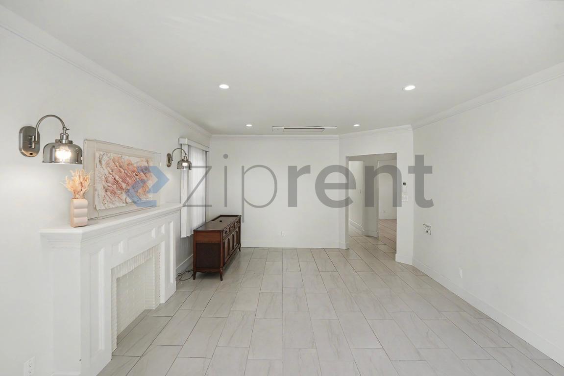 Building Photo - Unit