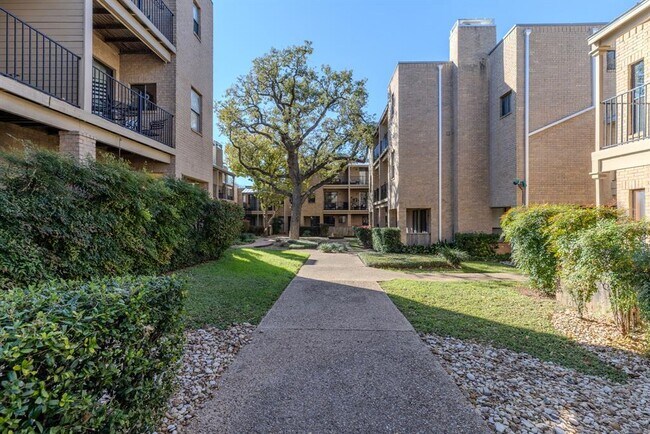 Building Photo - 611 E 45th St