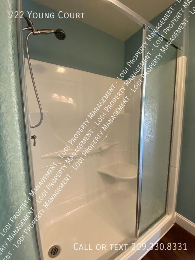 Building Photo - 722 Young Ct