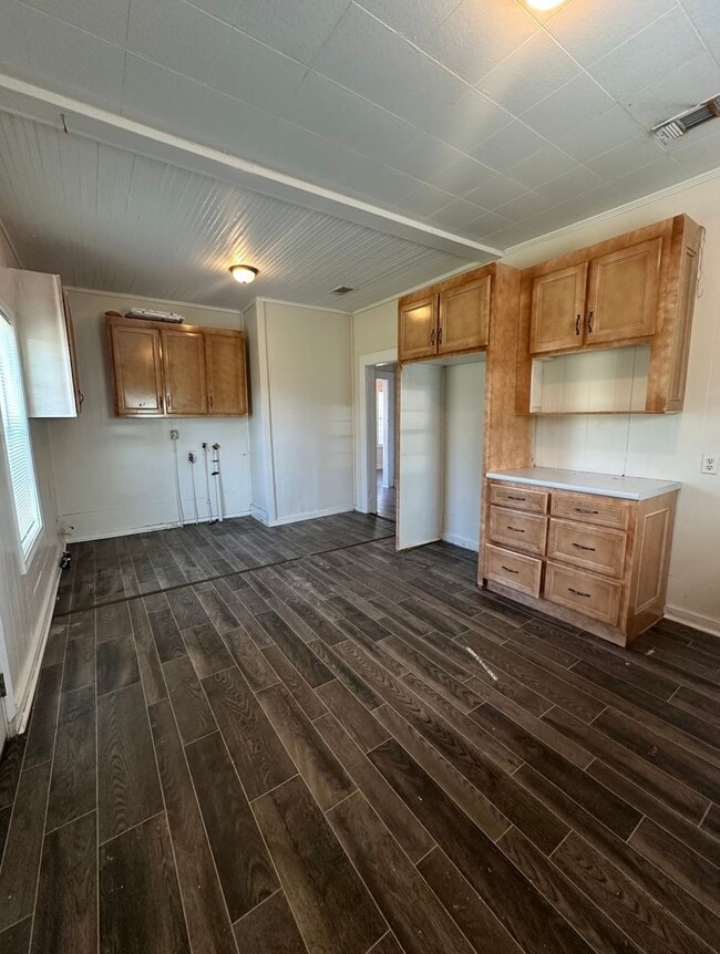 Building Photo - 2 BED/1 BATH HOUSE