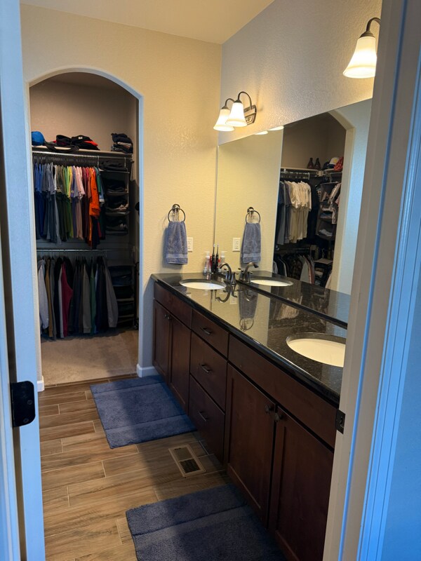 Building Photo - 724 Pioneer Dr