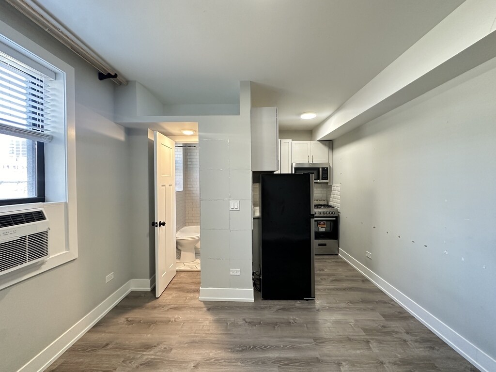 Building Photo - 553 W Belmont Ave