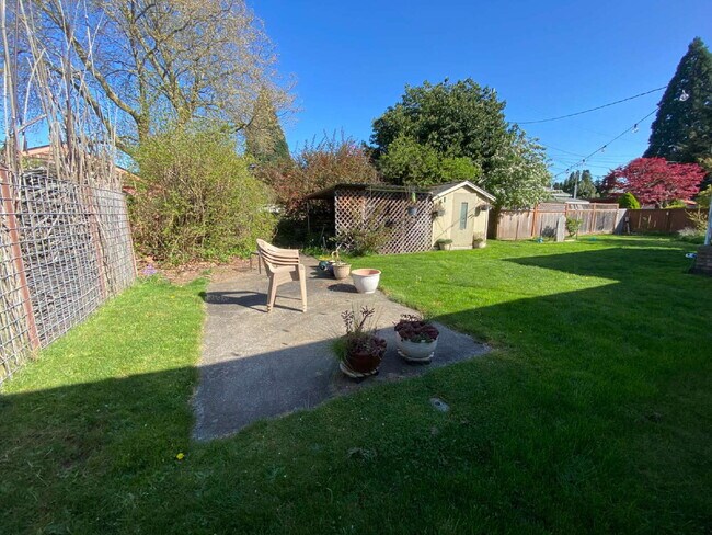 Building Photo - Massive Fenced Yard, Spacious 3BR Near Hospital, Shopping & Waterfront in Prime Bellingham Location