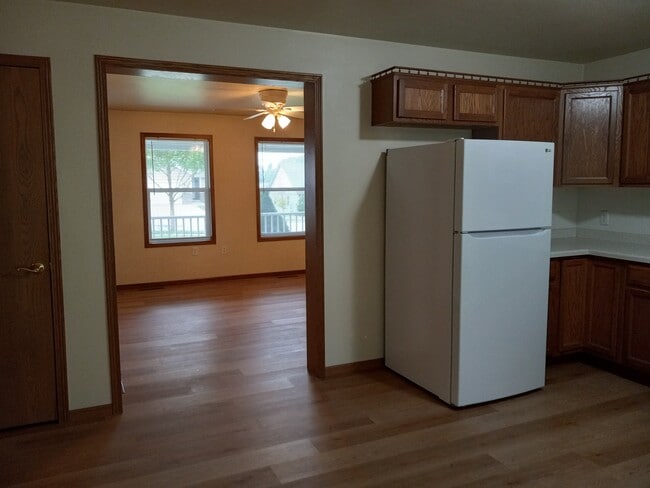 Building Photo - 2423 Parkfield Dr