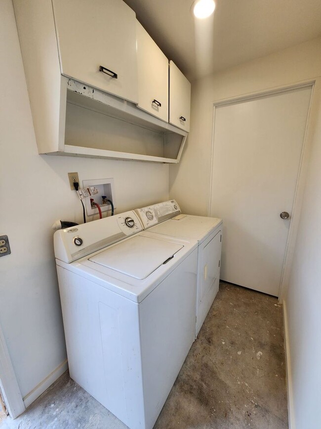 Building Photo - Welcome to your 3 bedroom 2 bath Home!