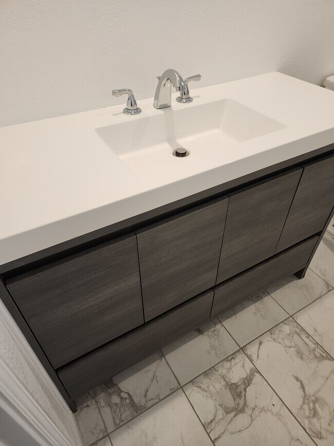 Building Photo - 830 N Ferger Ave