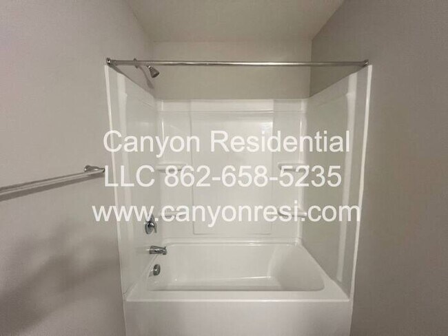 Building Photo - Beautiful 3 Bedroom 2.5 bath in well sough...