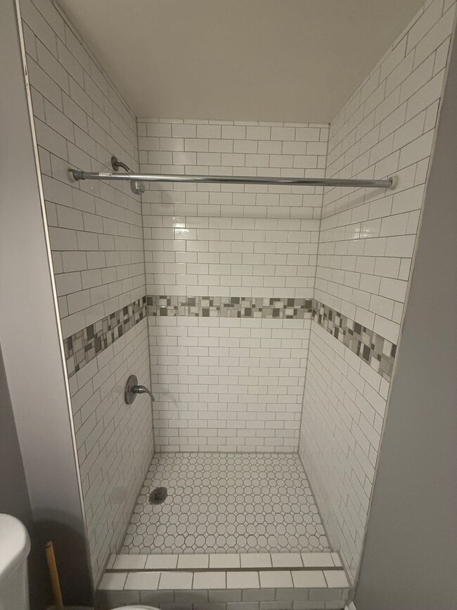 Building Photo - Fresh Paint and Updated Condo in Parkville MD!