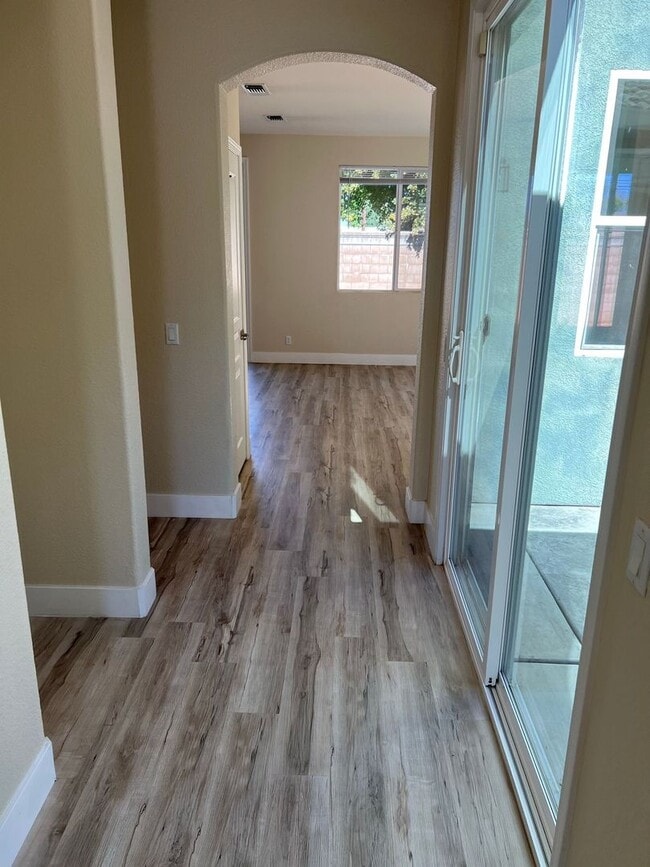 Building Photo - Move in Special $200.00 off first month's ...