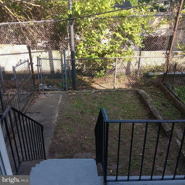 Building Photo - 464 E Cosgrove St