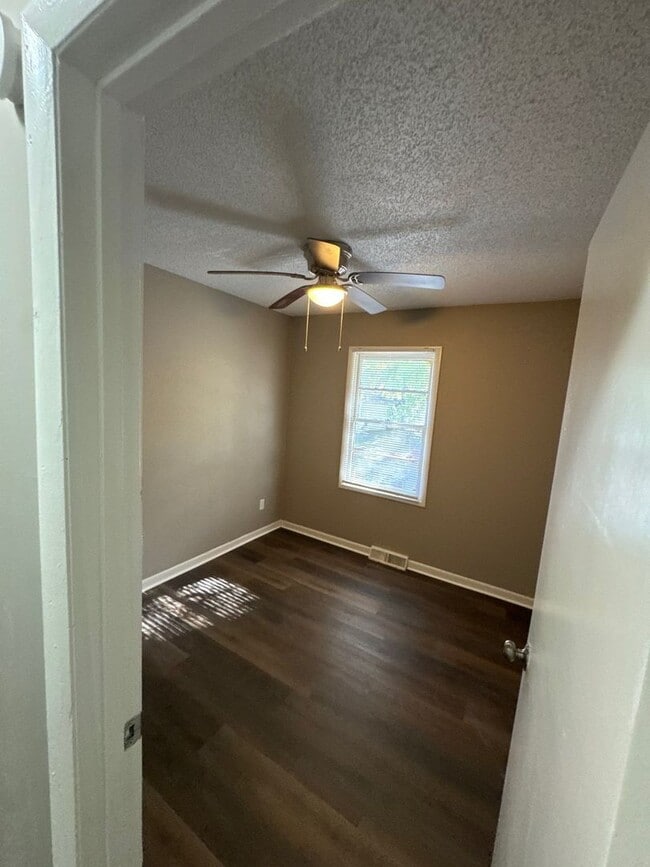 Building Photo - AVAILABLE NOW!! Oak Grove 3 Bed 2 Car garage!