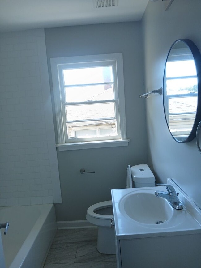 Building Photo - Spacious 4 Bedroom Home in Well Kept Commu...