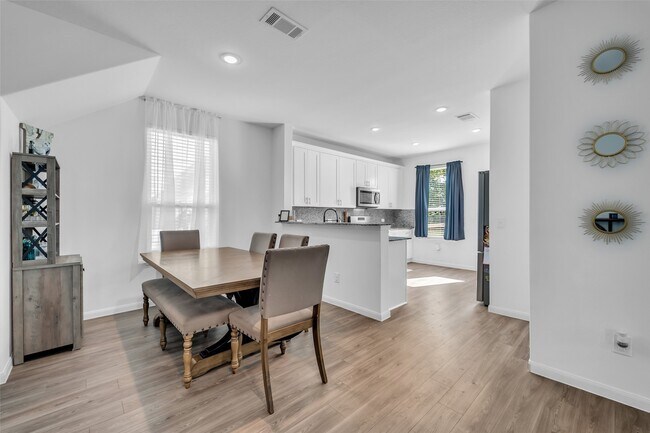 Building Photo - 7306 Madison Cmns Ln