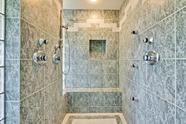 Building Photo - Large 3,767 sqft home on a 10,000 sqft lot- 2 bed located on 1st floor w/ separate entrance - Top...