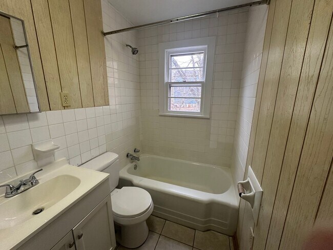 Building Photo - Spacious 2 Bedroom/1 Bath Home