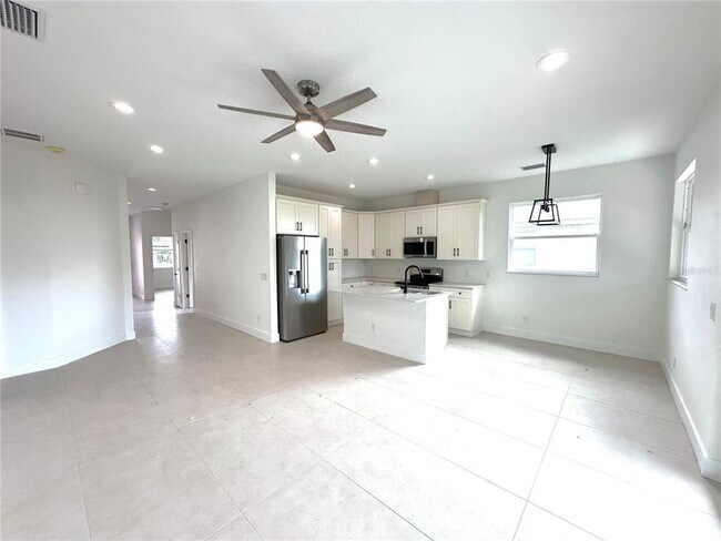 Building Photo - 26127 Northern Cross Rd