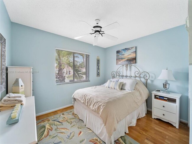 Building Photo - 3 bedroom in Dania FL 33004