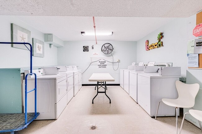 Building Photo - Cozy Studio on the Beach in Daytona Beach Shores