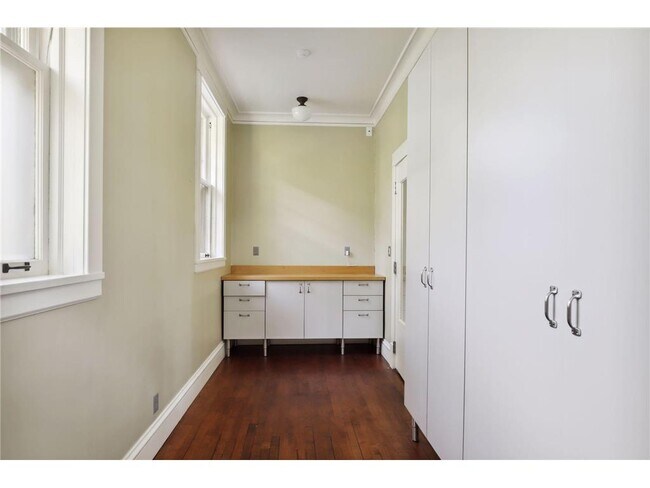 Building Photo - 1720 Mt Curve Ave