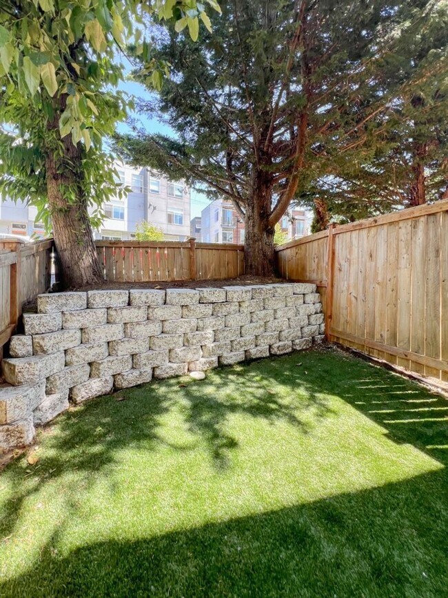 Building Photo - 2Bd/3Ba Seattle Townhouse