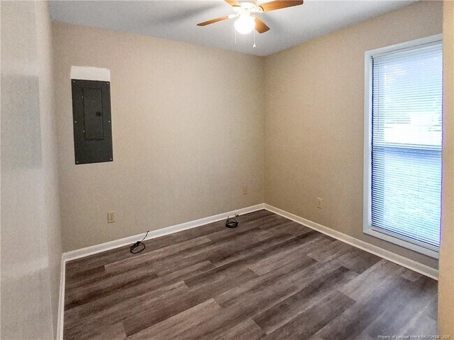 Building Photo - 6594 Honeysuckle Dr