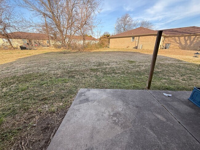 Building Photo - 3 bedroom Two Story Duplex!