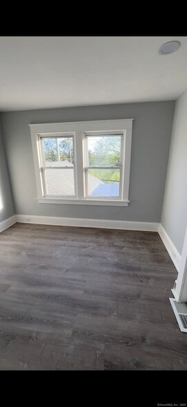 Building Photo - 95 New Canaan Ave