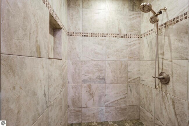 Building Photo - 5521 Silver Sunrise Trail