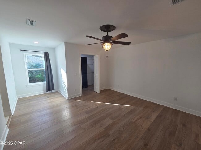 Building Photo - 920 W Beach Dr