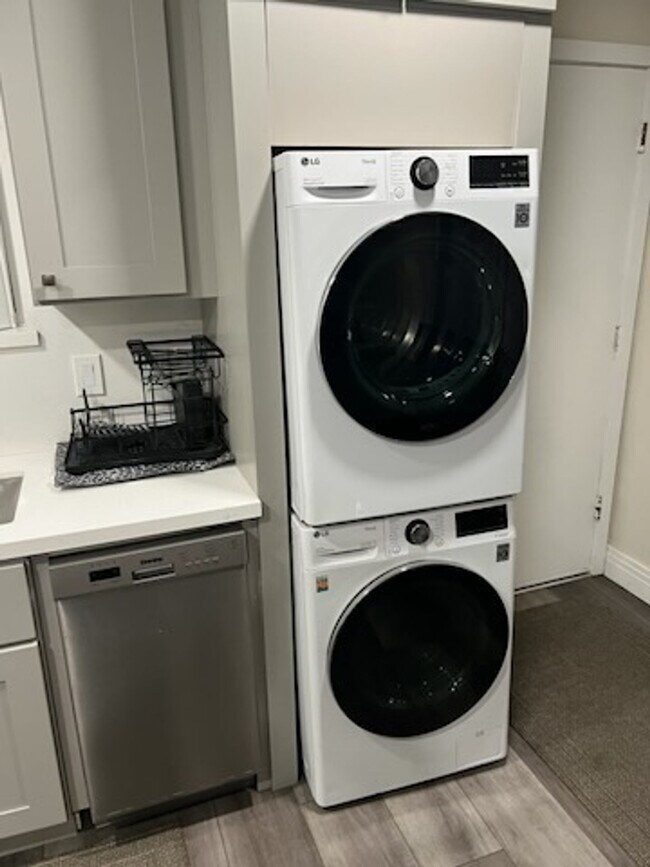 Building Photo - Charming 2 Bedroom Home with Private Garag...