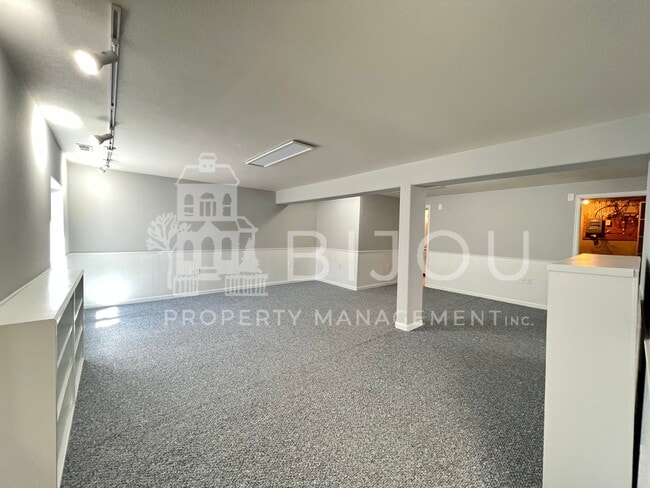 Building Photo - Spacious Rockrimmon Townhome