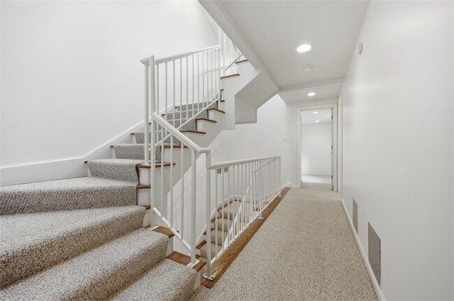 Building Photo - 326 Hailman St