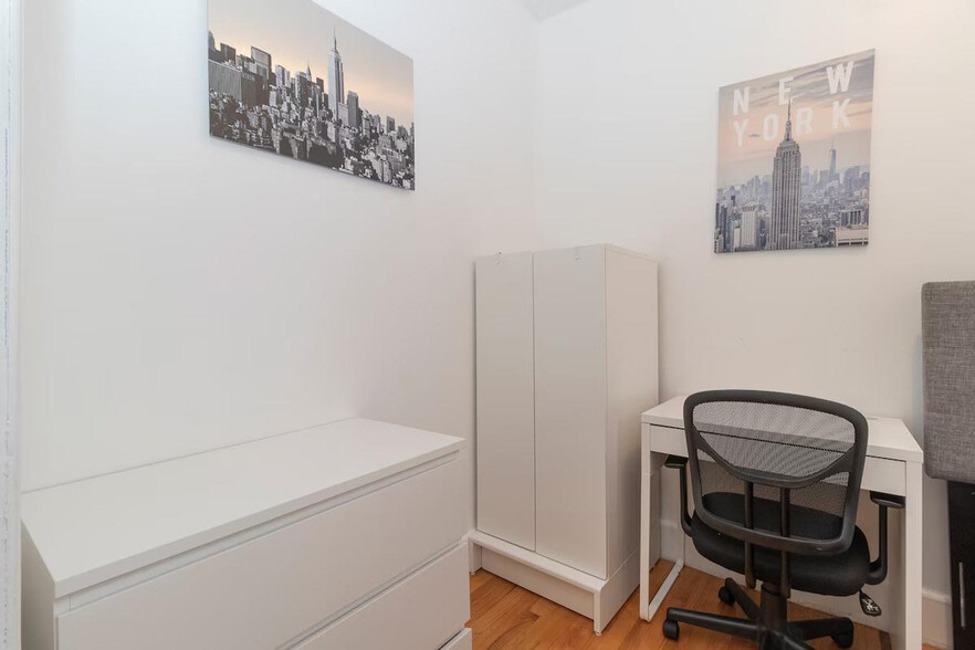 Building Photo - 322 E 93rd St