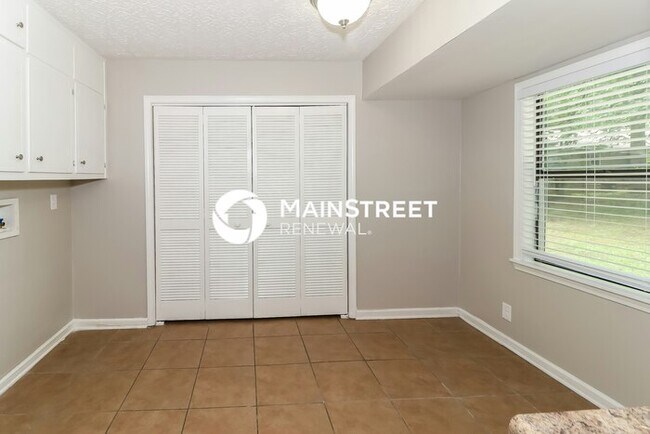 Building Photo - 3 Bedroom Pet-Friendly Home in Lithonia, GA with Main Street Renewal