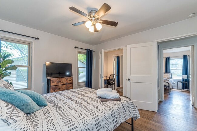 Building Photo - 409 Aero Ave